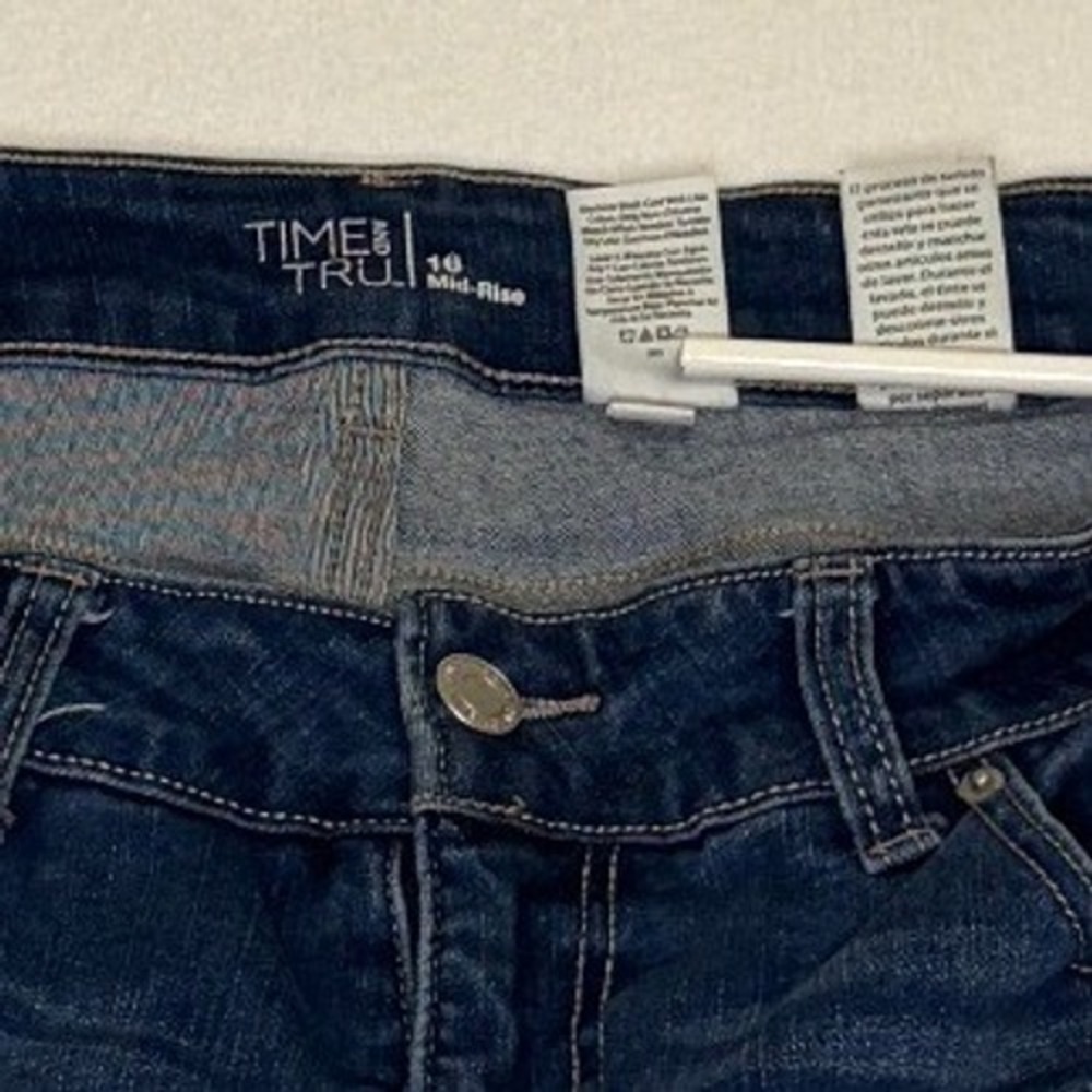 Time and Tru Mid-Rise Denim Shorts Dark Wash Raw Hem Size 16 Blue Stretch - Picture 7 of 7